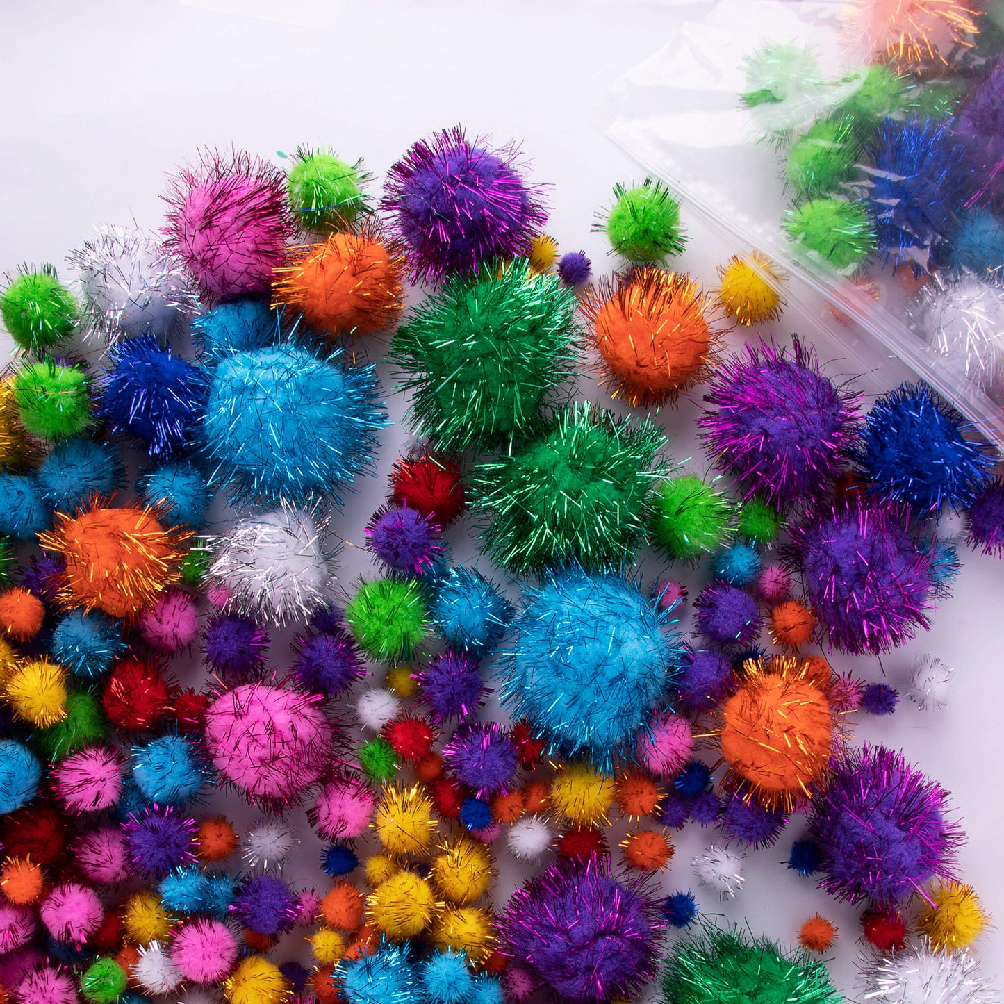 Pompons aux couleurs brillantes 400 u.